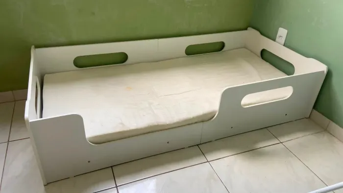 Vendo esta cama montessoriana infantil,nunca foi usada.