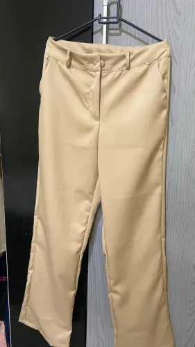 Calça alfaiataria cintura alta M comprei chegou hj ficou apertada