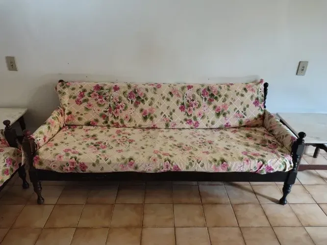 Sofá e duas poltronas antigos