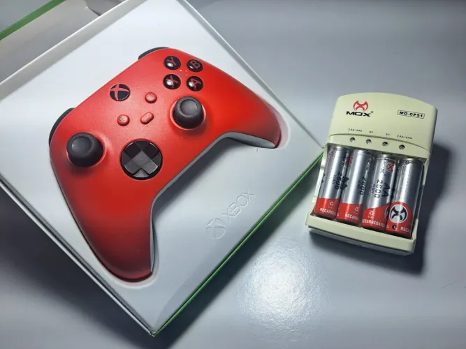 Controle Red pulse + controle padrão Xbox e pilhas 