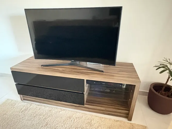 Rack para TV Moderno - Amadeirado com Gavetas Espelhadas (Ótimo Estado)