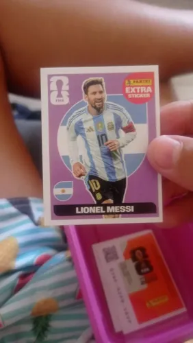 Extra Sticker Legend roxa/bordô do Lionel Messi da Copa 2026