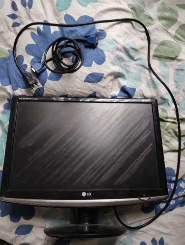 Monitor de trabalho LG Usado + Cabos