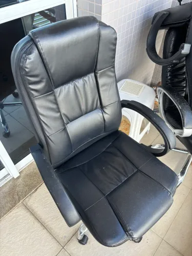 Cadeira de Escritório Presidente Preta (Ideal para Restauro)