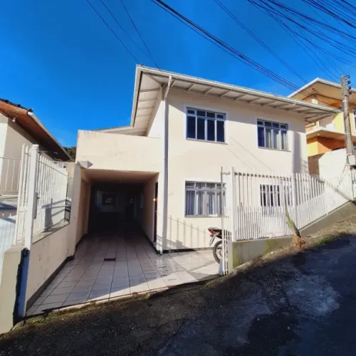 Alugo casa 03 quartos