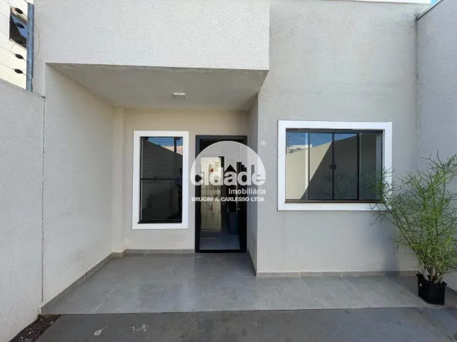 Casa residencial para a alugar com quartos, cozinha com armários e cooktop em Cascavel/PR