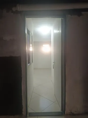 Kitnet com garagem, pra 01 pessoa Léia o anúncio por favor???