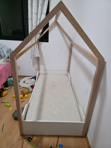 Vende cama infantil com colchão.