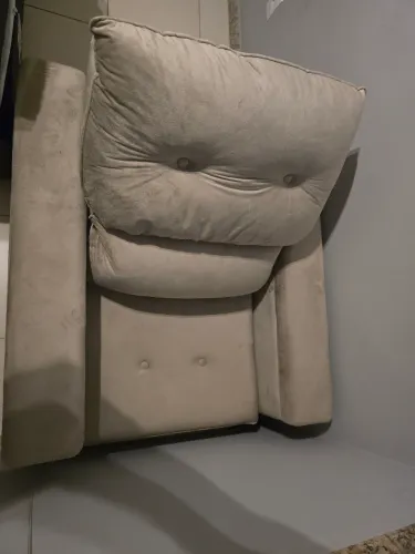 Poltrona reclináveis com extensor para as pernas.