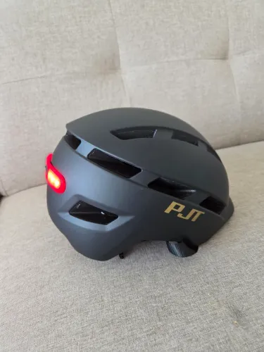 Capacete para bicicleta ou bike elétrica com luz sinalizadora recarregável