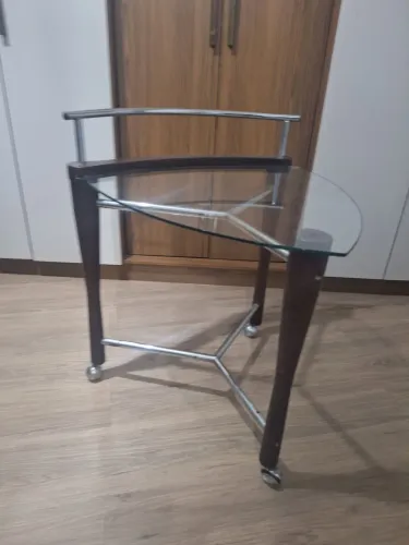 Mesa de vidro com rodinha