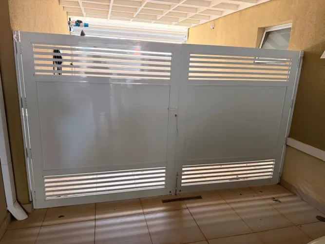 Portão de alumínio reversível 2 folhas branco 1,53 x 1,79 m