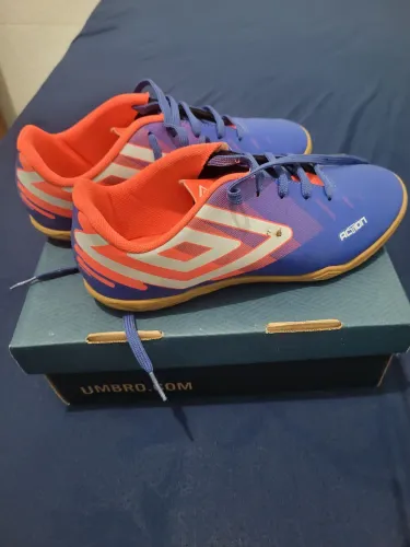 Chuteira Umbro tamanho 36