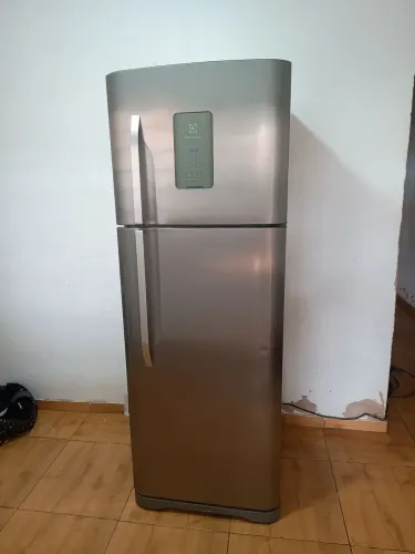 Geladeira Electrolux inox dúplex Frost Free semi-nova funcionando perfeitamente bem 