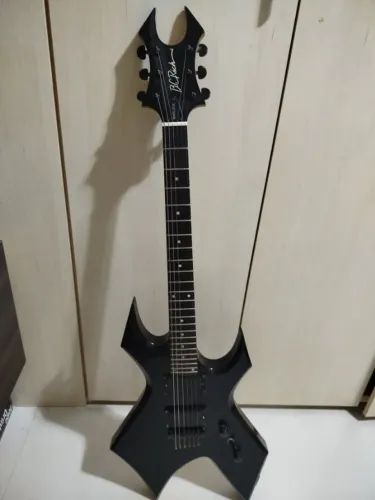 Guitarra estilo Warlock com EMG 81/85