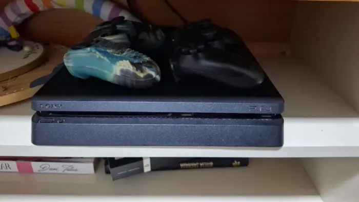 Playstation 4 - 500 GB com dois controles originais