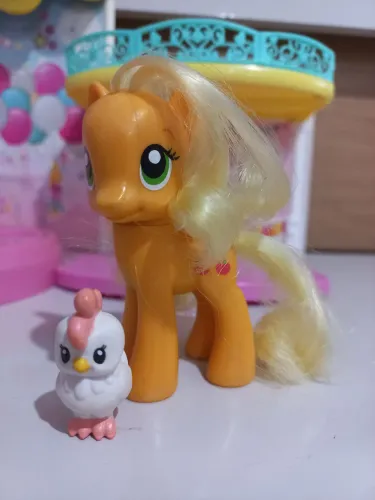 Pônei Applejack G4 8cm inclui a galinha do celeiro