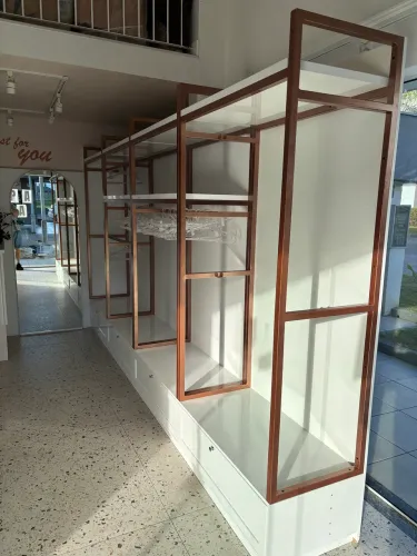 Vendo estrutura para loja de roupas 