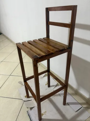 Banqueta de madeira com encosto