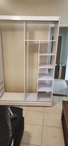 Guarda roupa com porta de vidro