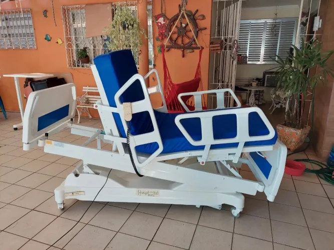 Cama de hospital elétrica impecável, 8 articulações e poltrona.