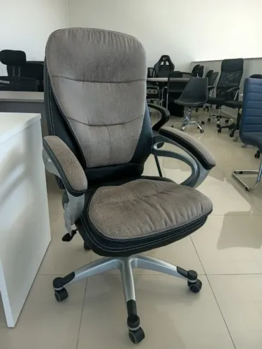 Cadeira Presidente Estofada Promoção - Promoção Cadeira Presidente Estofada - Peça Única