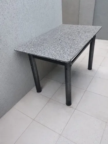 Mesa com tampo de granito 1,20 x 75