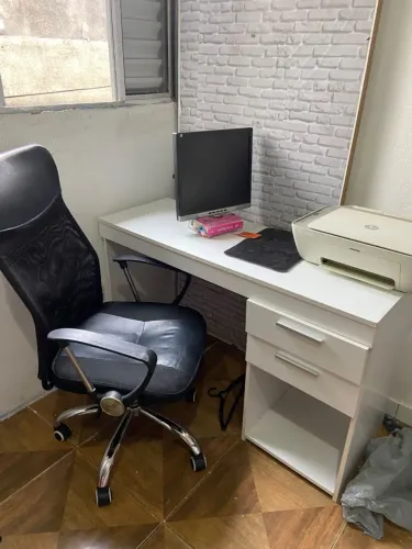 Mesa e cadeira 
