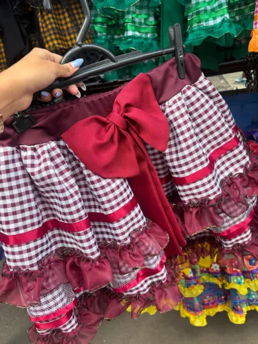 saia de festa junina vermelha com laço