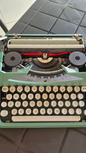 Máquina de escrever Olivetti LETTERA 82