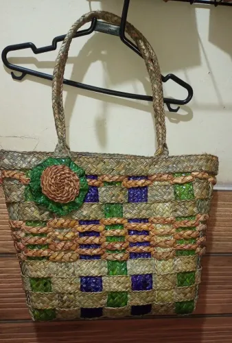 Bolsa de praia de palha.