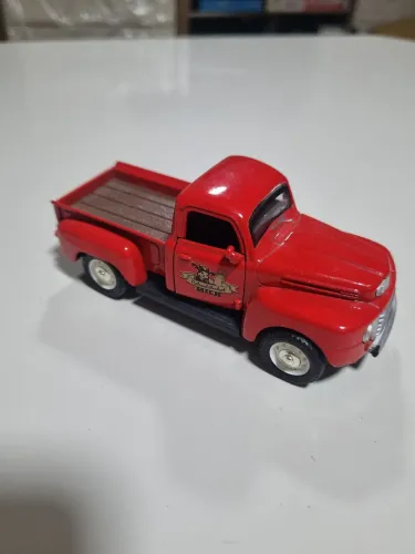 Miniatura caminhonete Ford F1 1948 vermelha