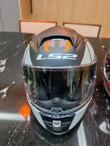 Dois capacetes ls2 vector evo