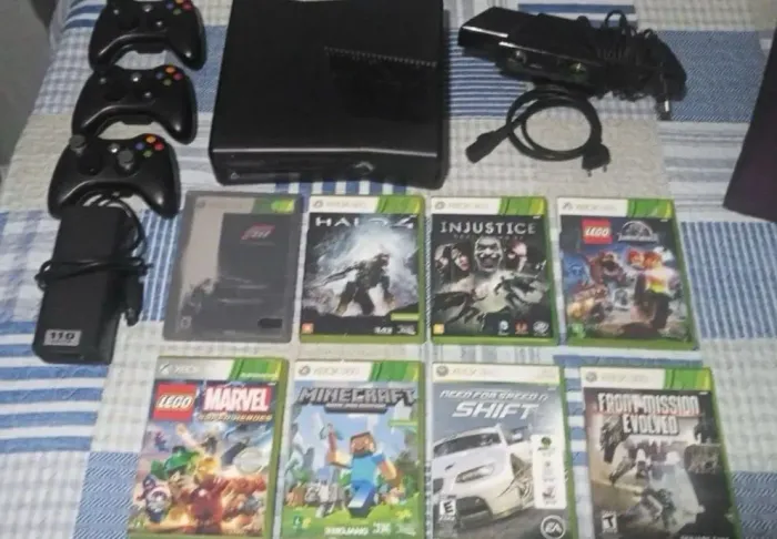 Xbox 360 slim + Kinect + 3 controles + 8 jogos