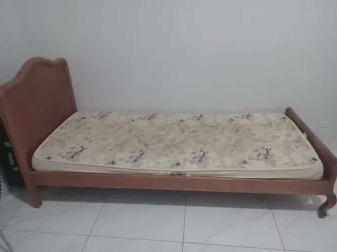 Cama de solteiro Peroba Rosa(com colchão)