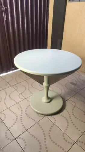 Mesinha de centro laqueada na cor verde.
