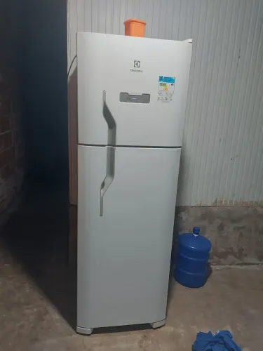 Estou vendendo essa gelaledeira por 1300 ou 800 rm dinheiro e um telefone de volta