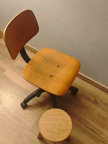 Cadeira giratória de madeira - Escritório.