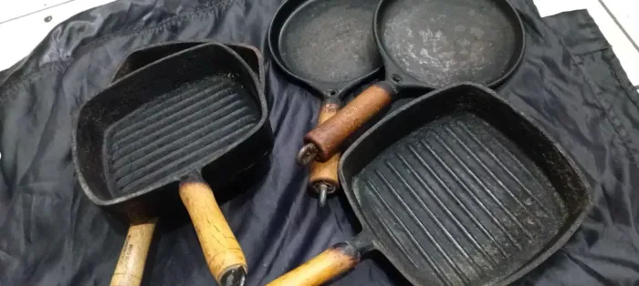 Kit 3 Bistequeiras 2 frigideiras de Ferro Fundido em Bom estado