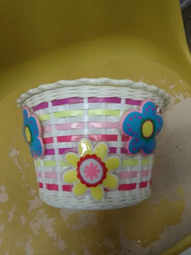cesta de bicicleta infantil listrada com flores decorativas. 