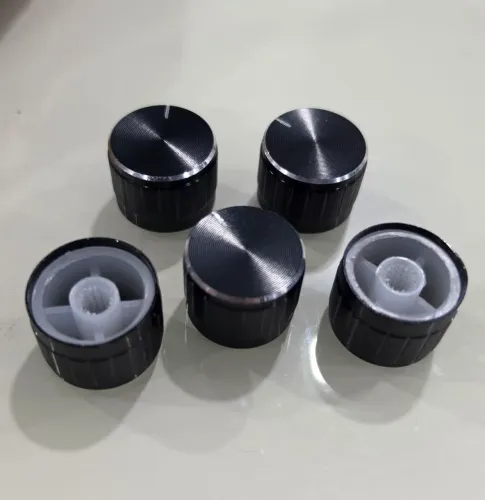 Kit 5 Knobs novos Preto com detalhes cromados.