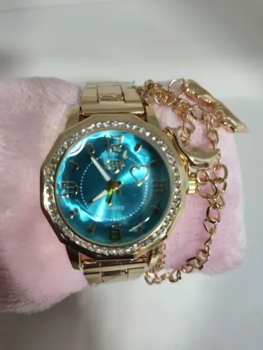 Relógio feminino acompanha pulseirinha