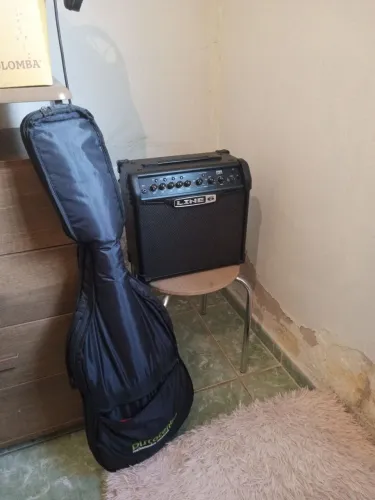 Guitarra nova sem uso há uns dois anos e ainda vai um cubo de brinde da LINE