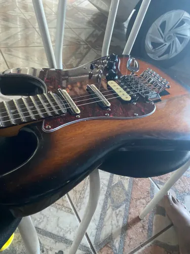Guitarra condor escalopada