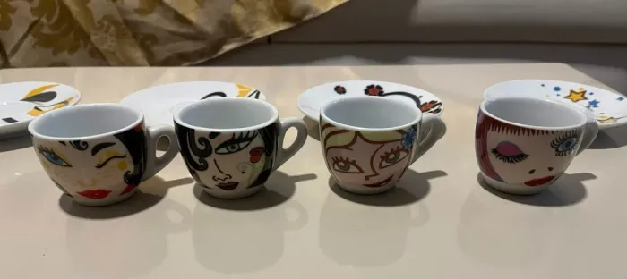 Conjunto 4 Xícaras e pires de porcelana Vintage