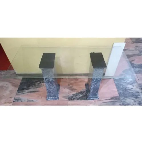 Mesa de jantar de vidro temperado e reforçado com 2 colunas de granito.