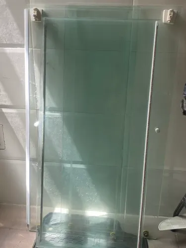 VENDO JANELA DE VIDRO LARGURA 2.04 SÃO 4 VIDROS DE 51cm ALTURA 1.14 COM TODOS ACABAMENTOS