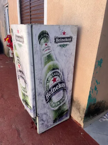 Cervejeira/Expositor vertical Heineken 