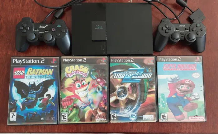 Playstation 2 Super Slim + 2 Manetes + 4 jogos + Memory Card + Cabos