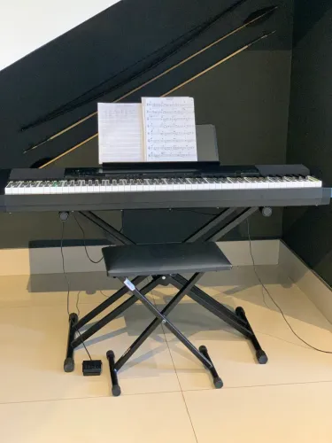 Piano Digital Casio CDP-135 ? 88 Teclas Pesadas + Suporte Regulável + Banco + Pedal 